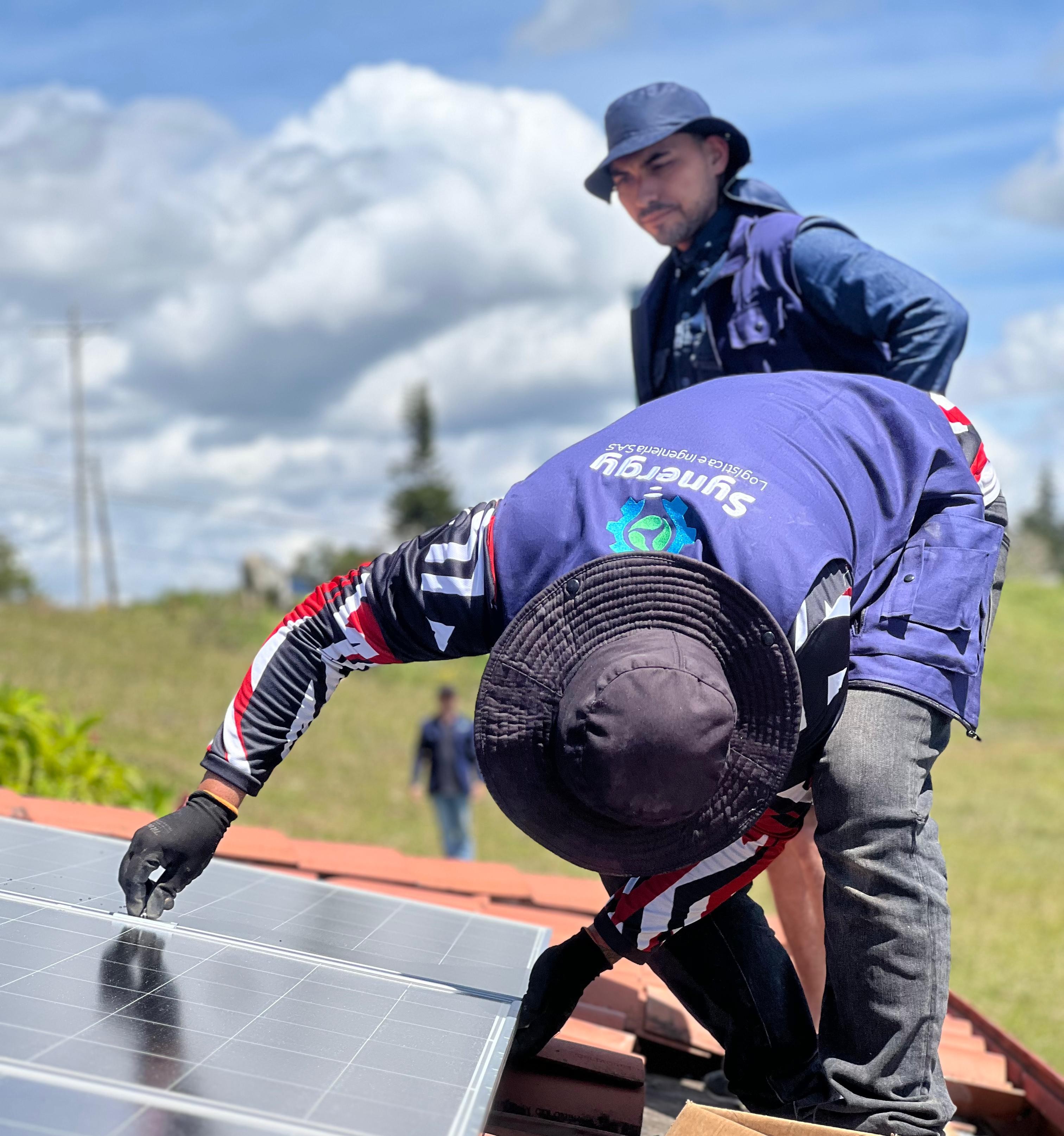 Instalación de paneles solares en techo residencial en Rionegro